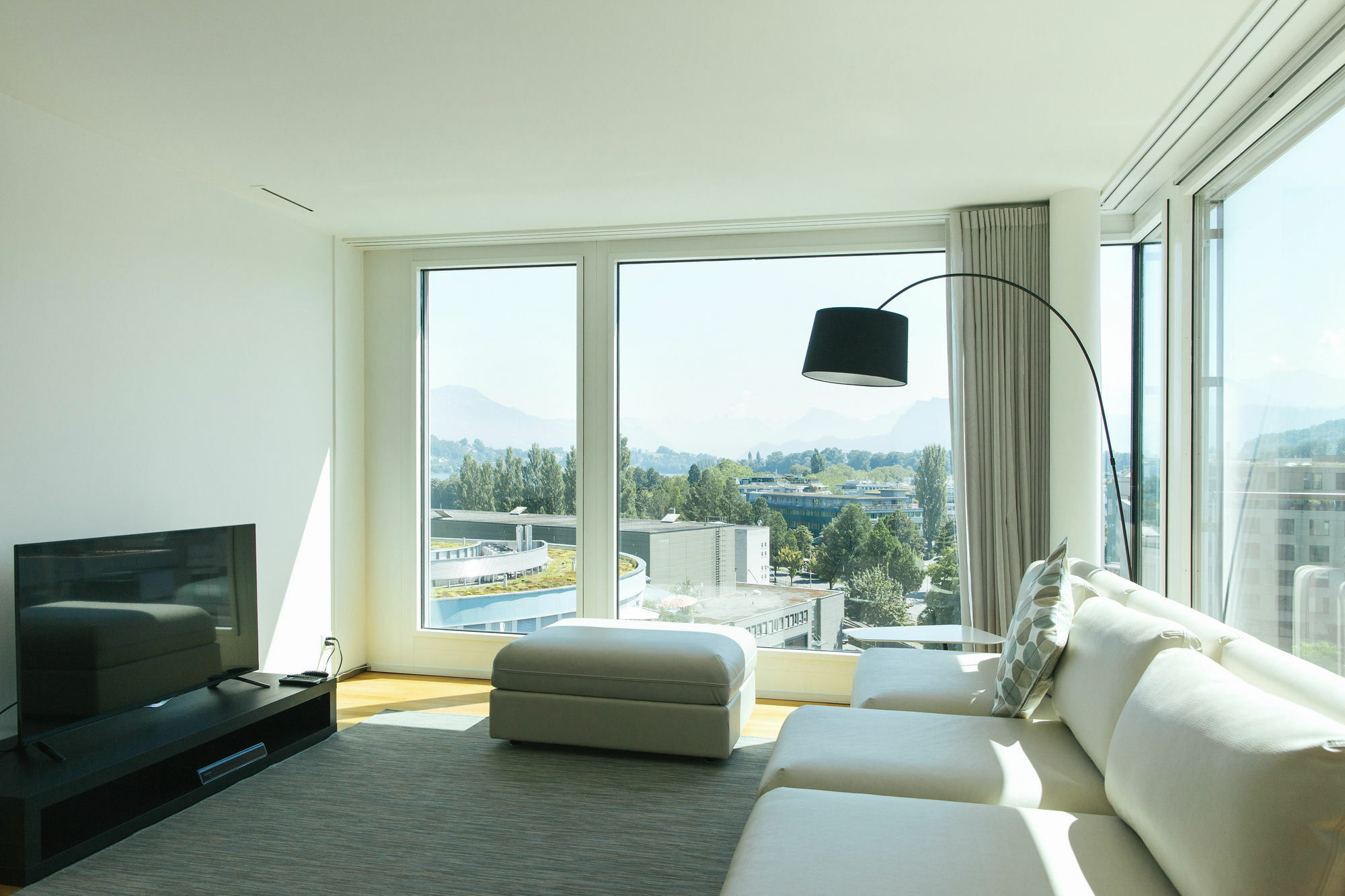 Penthouse Lakeside Apartment *
